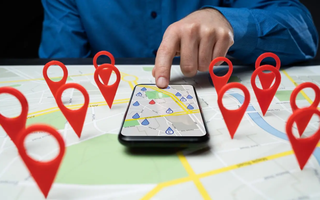 Une personne cherche sur Google maps via son téléphone un commerce dans son quartier