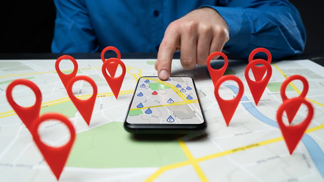 Une personne cherche sur Google maps via son téléphone un commerce dans son quartier