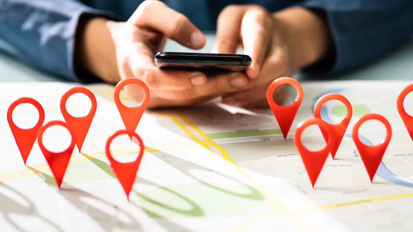 Une personne recherche un commerce local ce qui met en évidence l'importance de faire appel à un consultant seo local pour augmenter la visibilité dans sa ville.